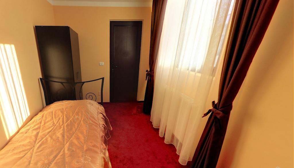 La Storia Guest House ปีเตช ห้อง รูปภาพ
