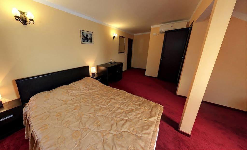 La Storia Guest House ปีเตช ภายนอก รูปภาพ